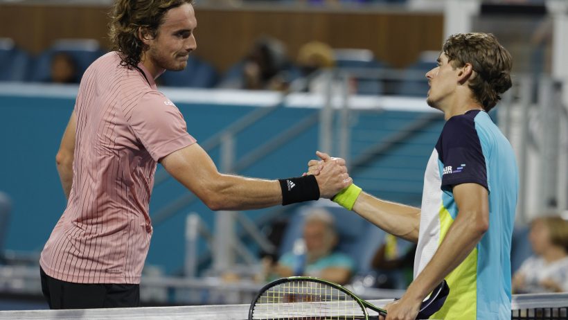 Stefanos Tsitsipas and Alex de Minaur shaking hands