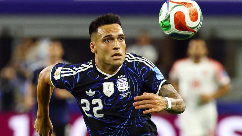 Lautaro Martinez chasing the ball