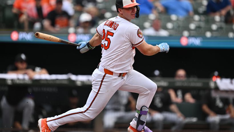 Pete Alonso swinging at pitch