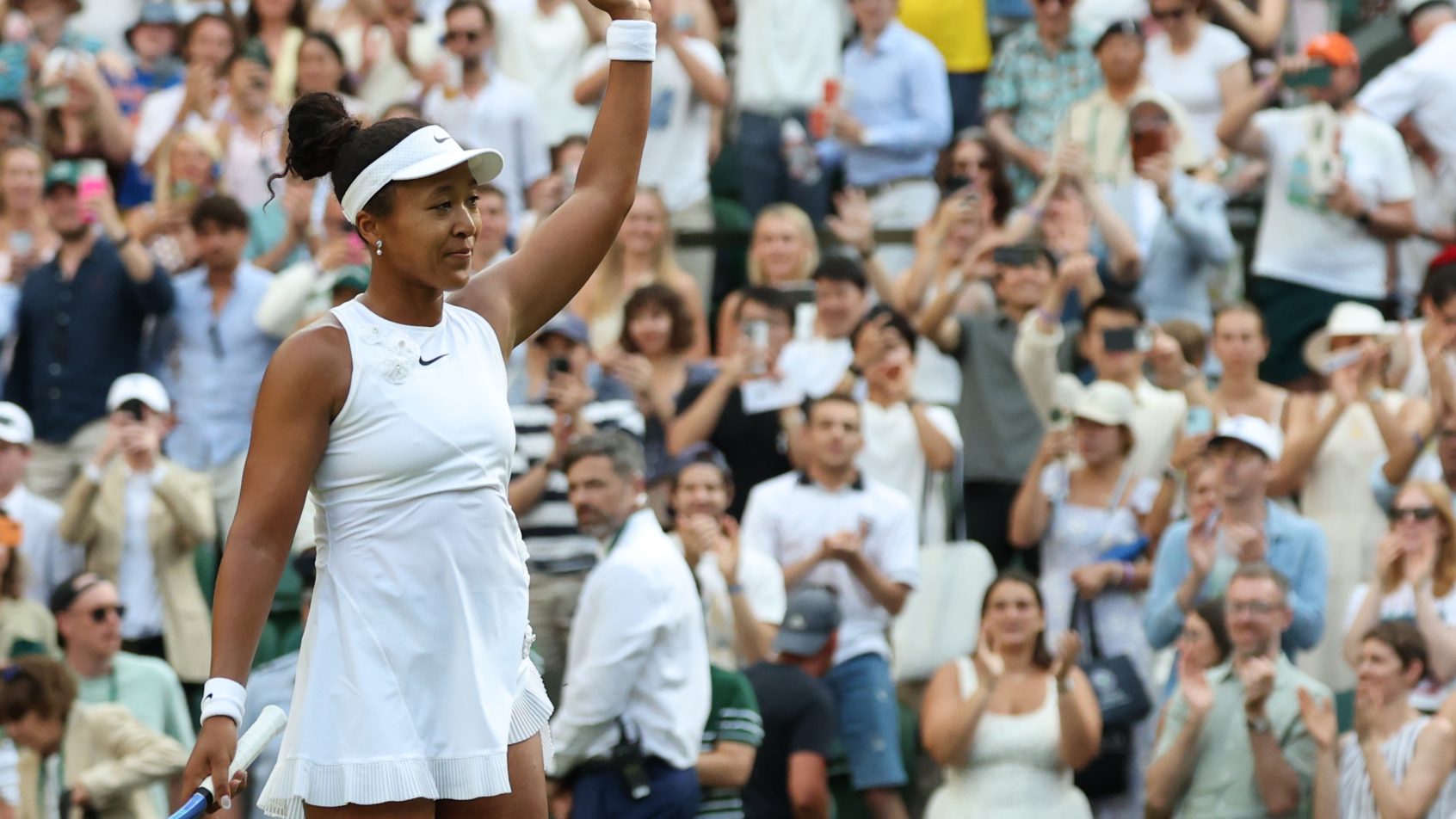 Naomi Osaka waving