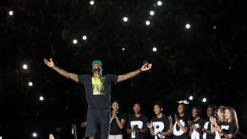 LeBron James acknowledging the crowd
