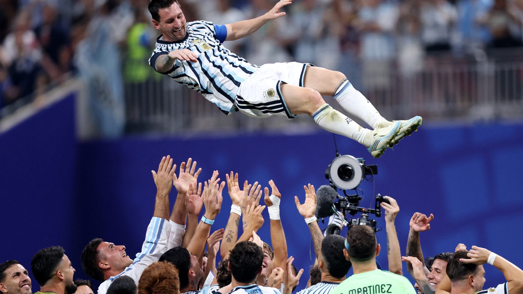 SELECAO-ARGENTINA-CELEBRA-COM-MESSI-CLASSIFICACAO-SOBRE-EGITO-COPA-DO-MUNDO
