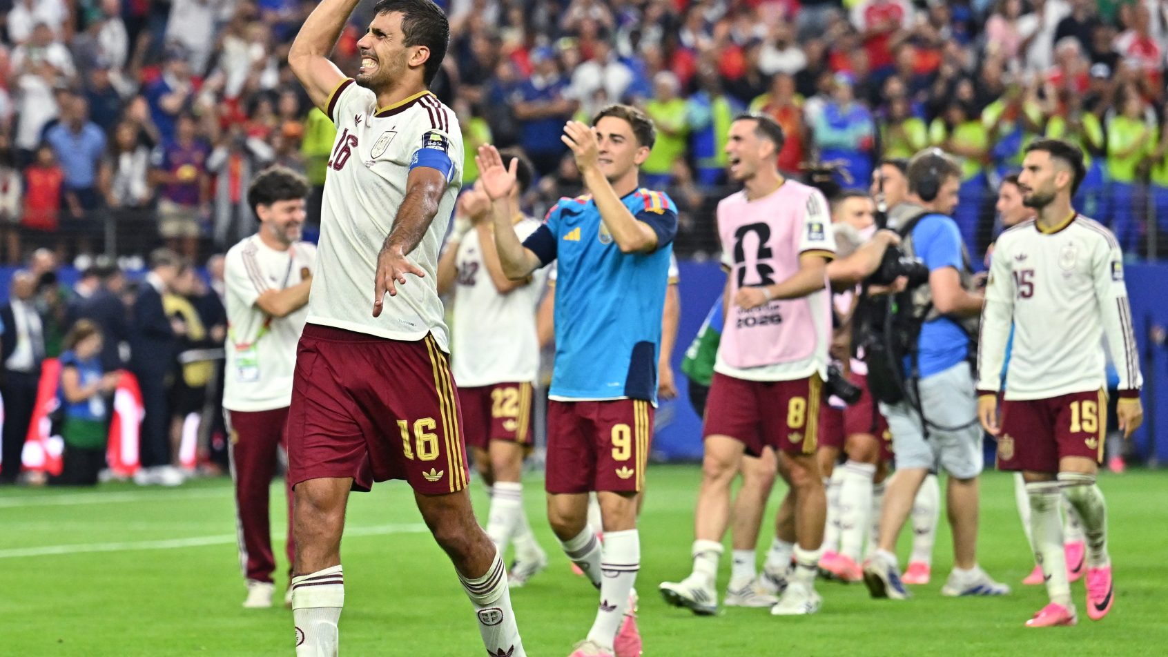 RODRI-SELECAO-ESPANHA-CELEBRA-CLASSIFICACAO-COPA-DO-MUNDO
