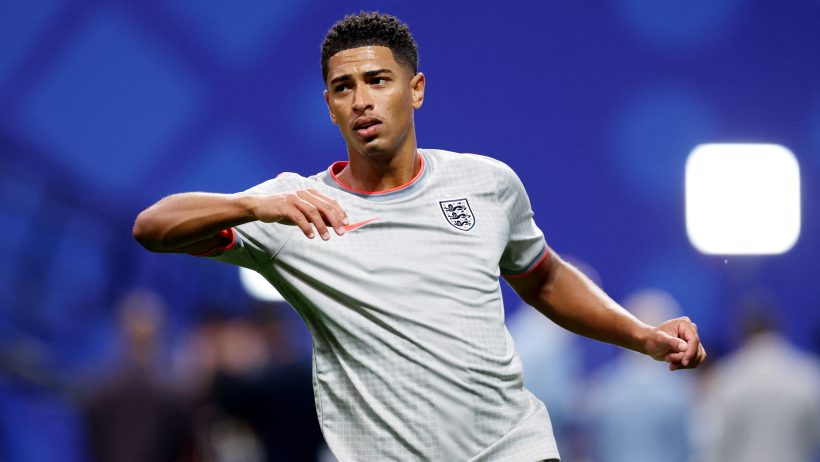 Jude Bellingham warms up for a match at the FIFA World Cup.
