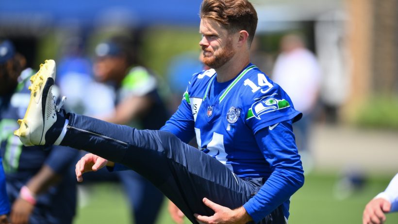 Rest vs. Rust NFL betting. Sam Darnold stretches.