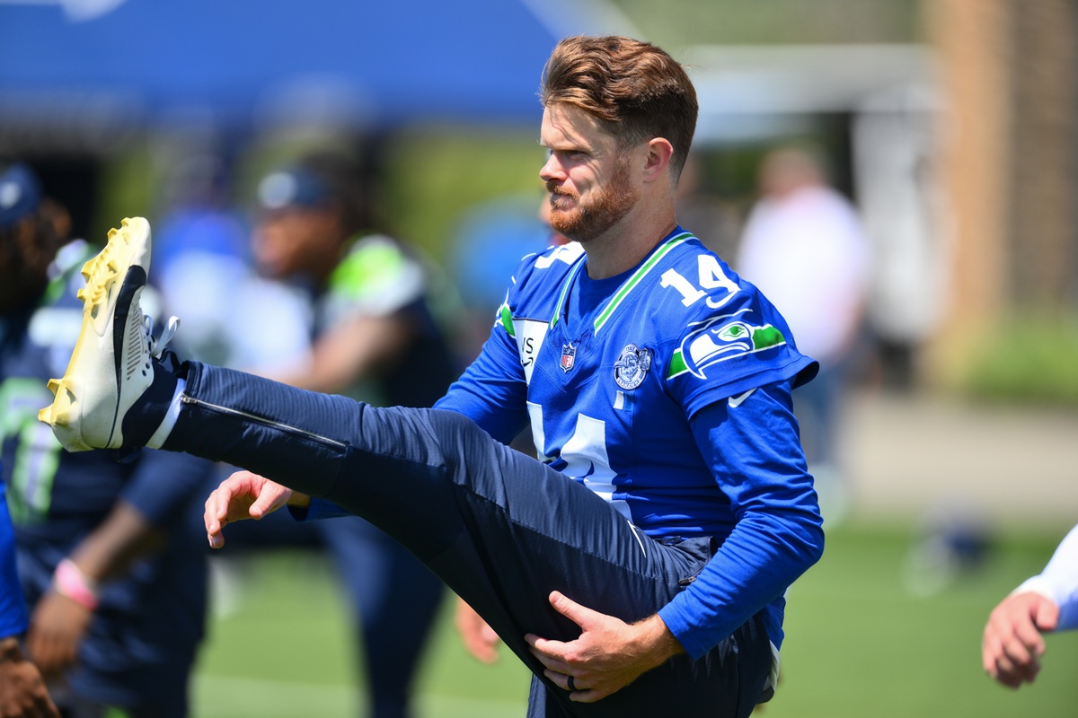 Rest vs. Rust NFL betting. Sam Darnold stretches.