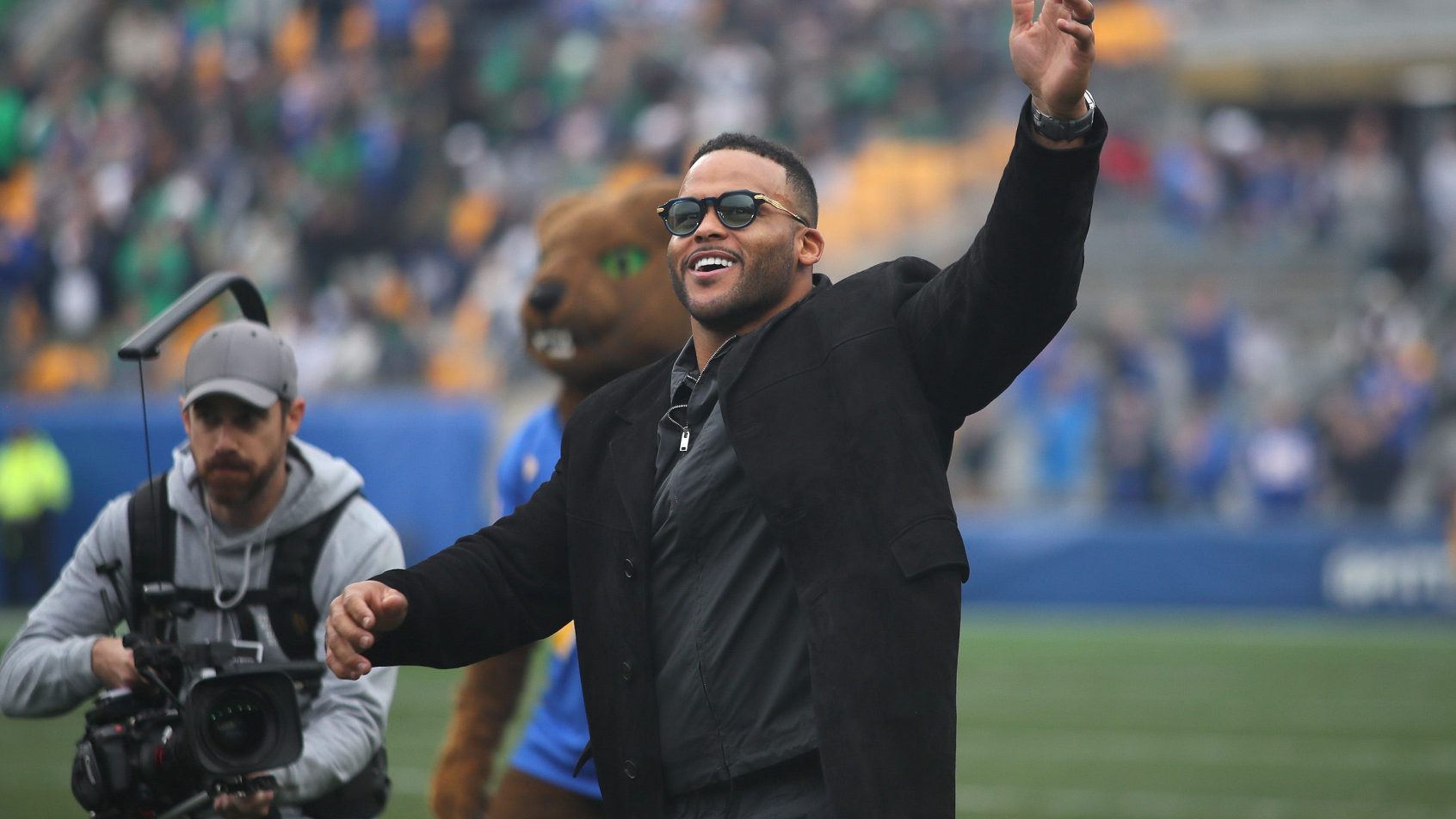 Aaron Donald waving to the crowd