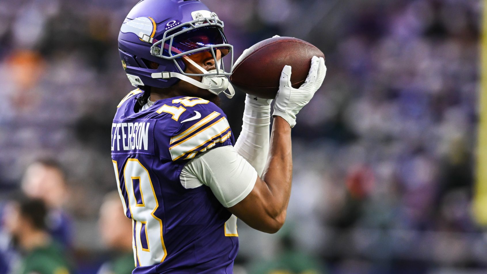 Minnesota Vikings wide receiver Justin Jefferson catches pass