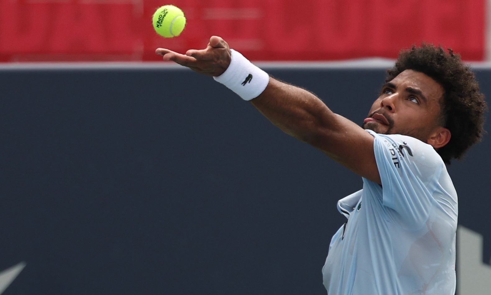 Arthur Fils throwing ball up to serve