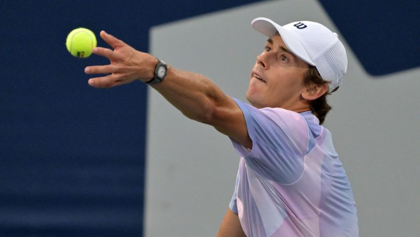 Alex de Minaur serving