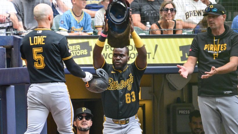 The Pirates celebrate a Brandon Lowe home run.