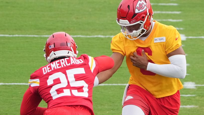 Justin Fields hands off ball