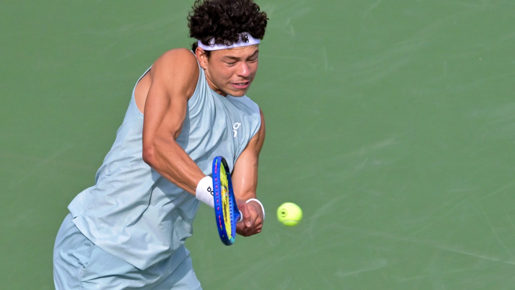 Ben Shelton hitting a backhand