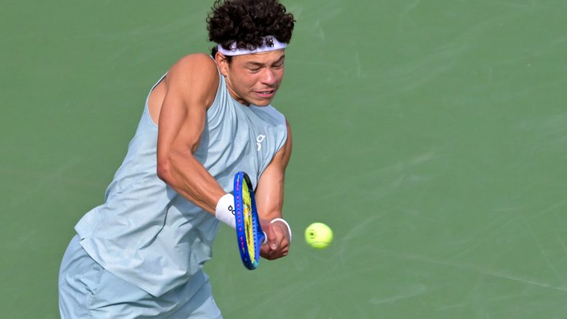 Ben Shelton hitting a backhand