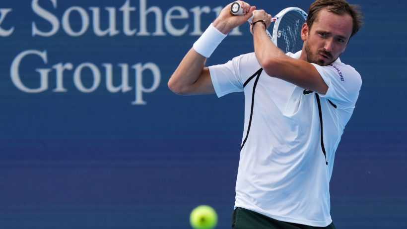 Daniil Medvedev backhand return