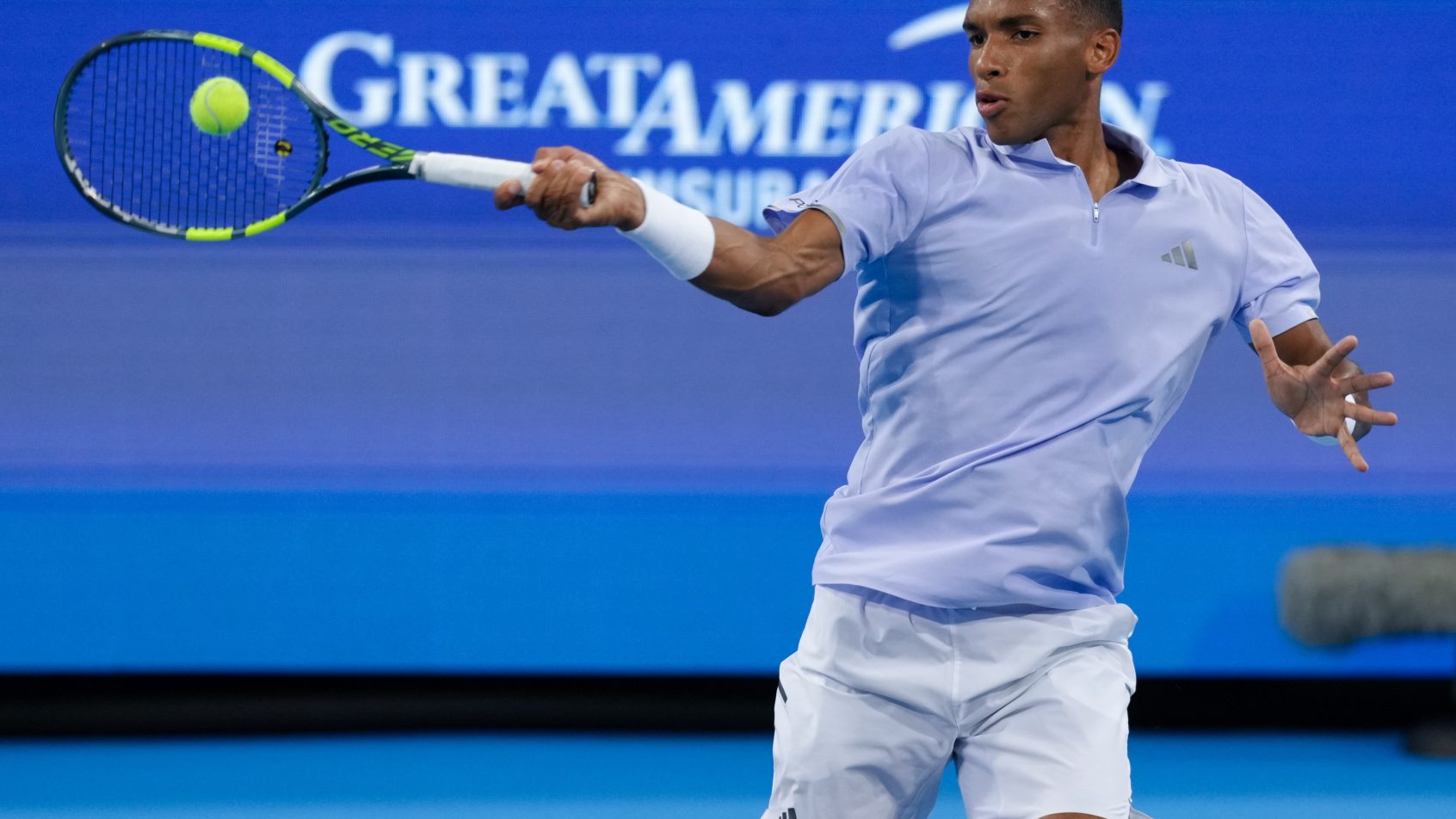 Felix Auger-Aliassime baseline return