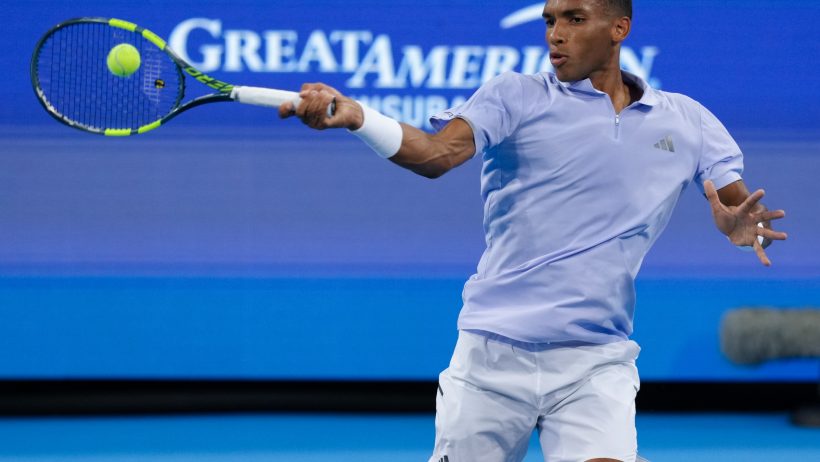 Felix Auger-Aliassime baseline return