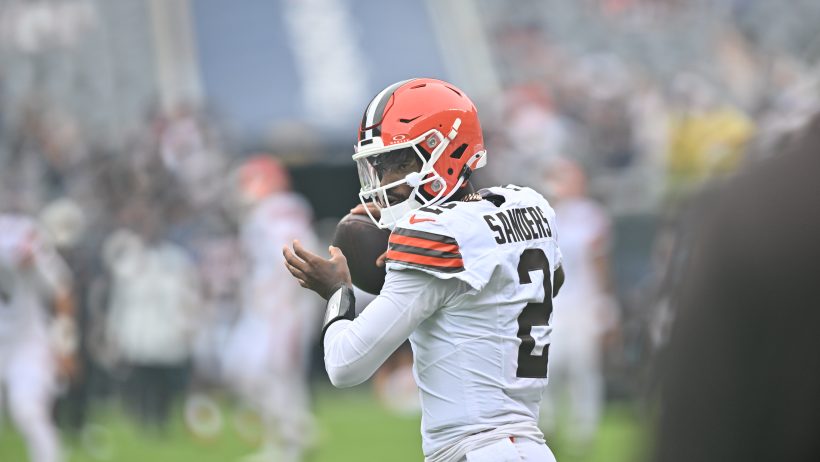 Shedeur Sanders warming up