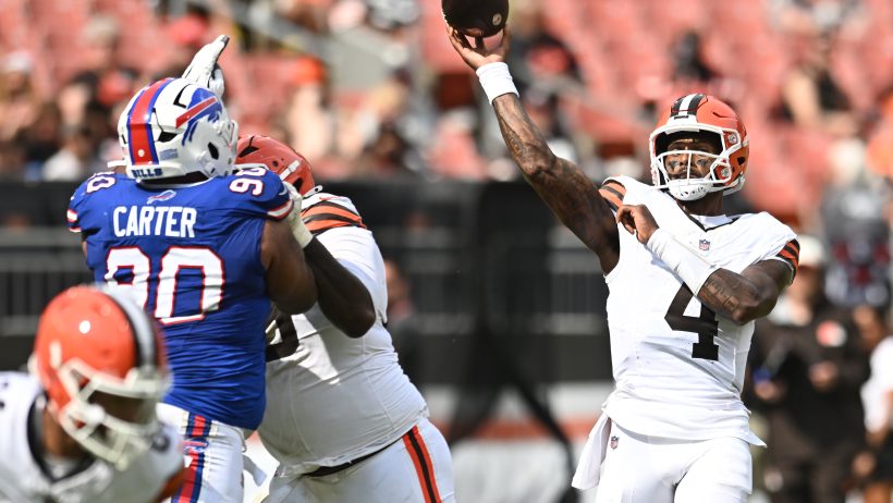 Cleveland Browns quarterback Deshaun Watson throwing a pass