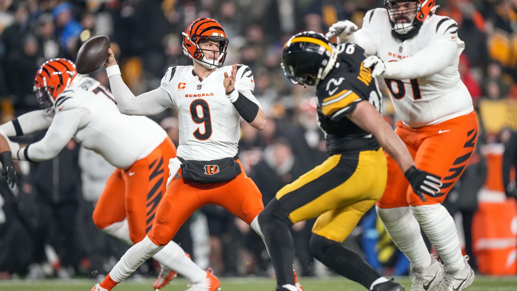 Joe Burrow throwing a pass