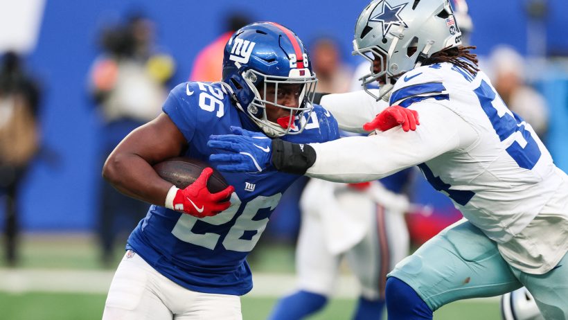 New York Giants running back Devin Singletary runs with the ball