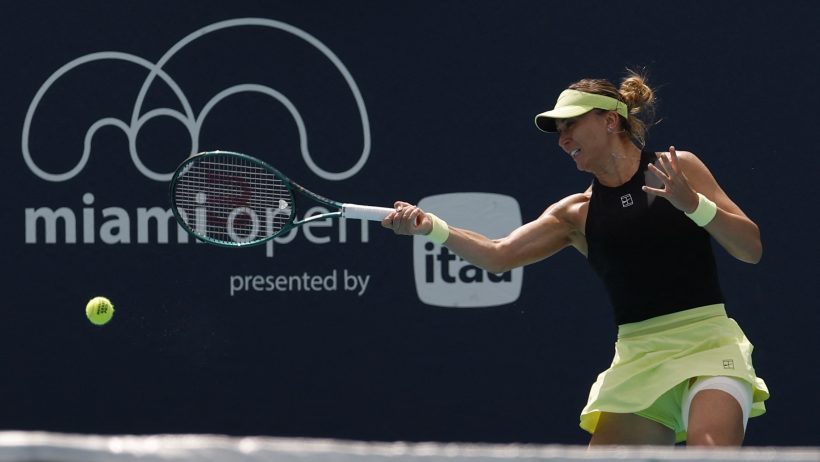 Paula Badosa smacks a forehand at the Miami Open.
