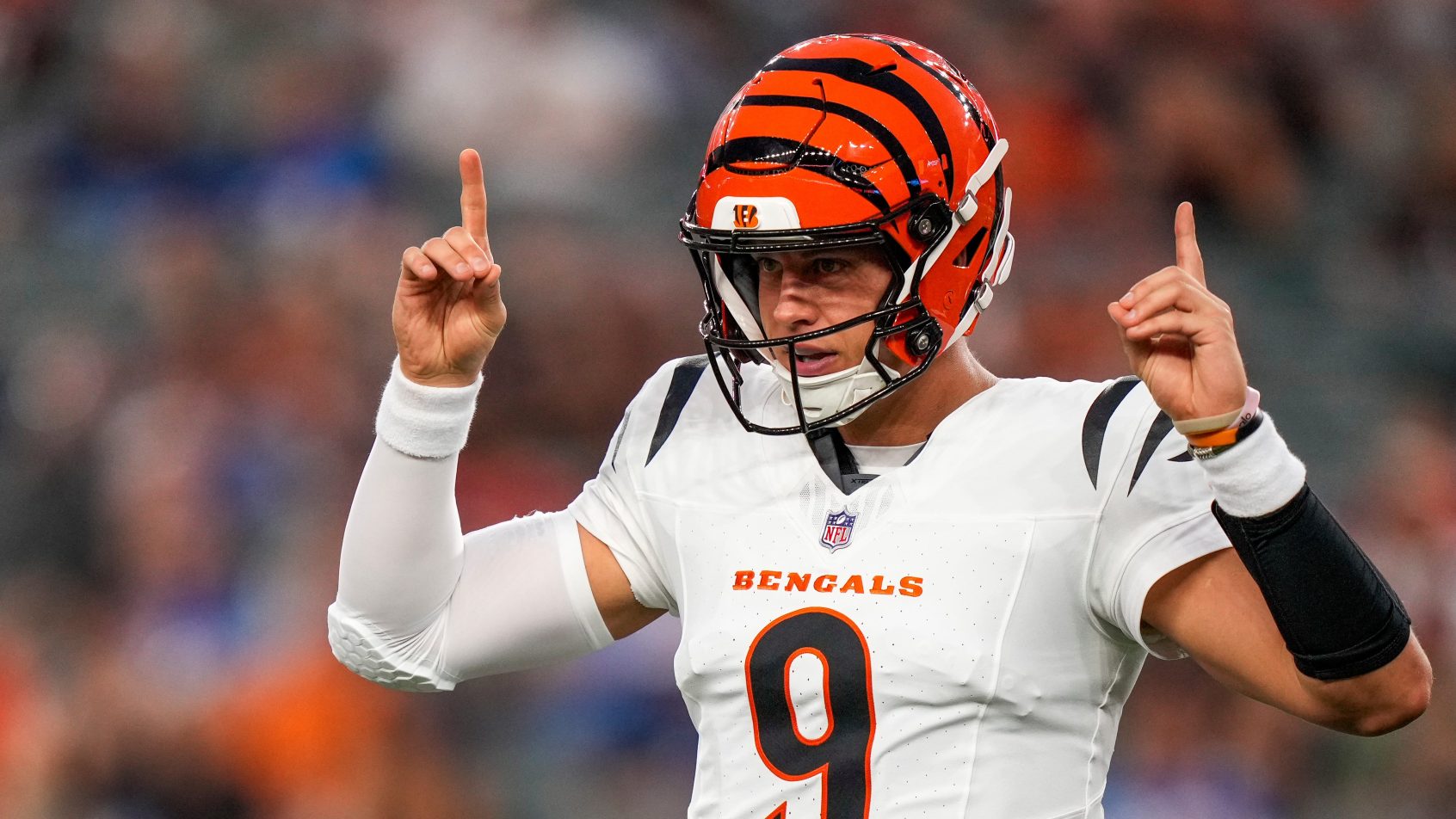 Joe Burrow pointing both fingers up