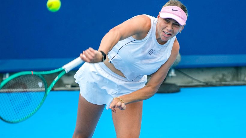 Amanda Anisimova serving