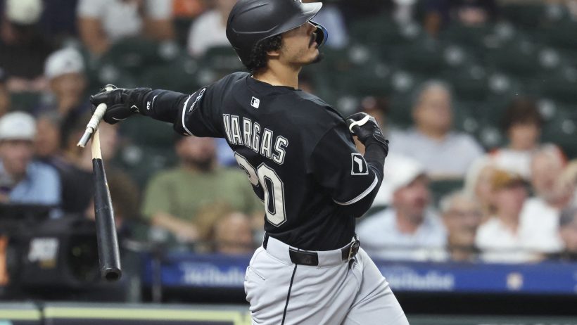 Miguel Vargas breaks bat on base hit