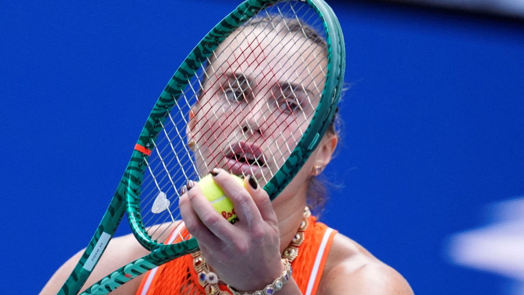 Aryna Sabalenka serving
