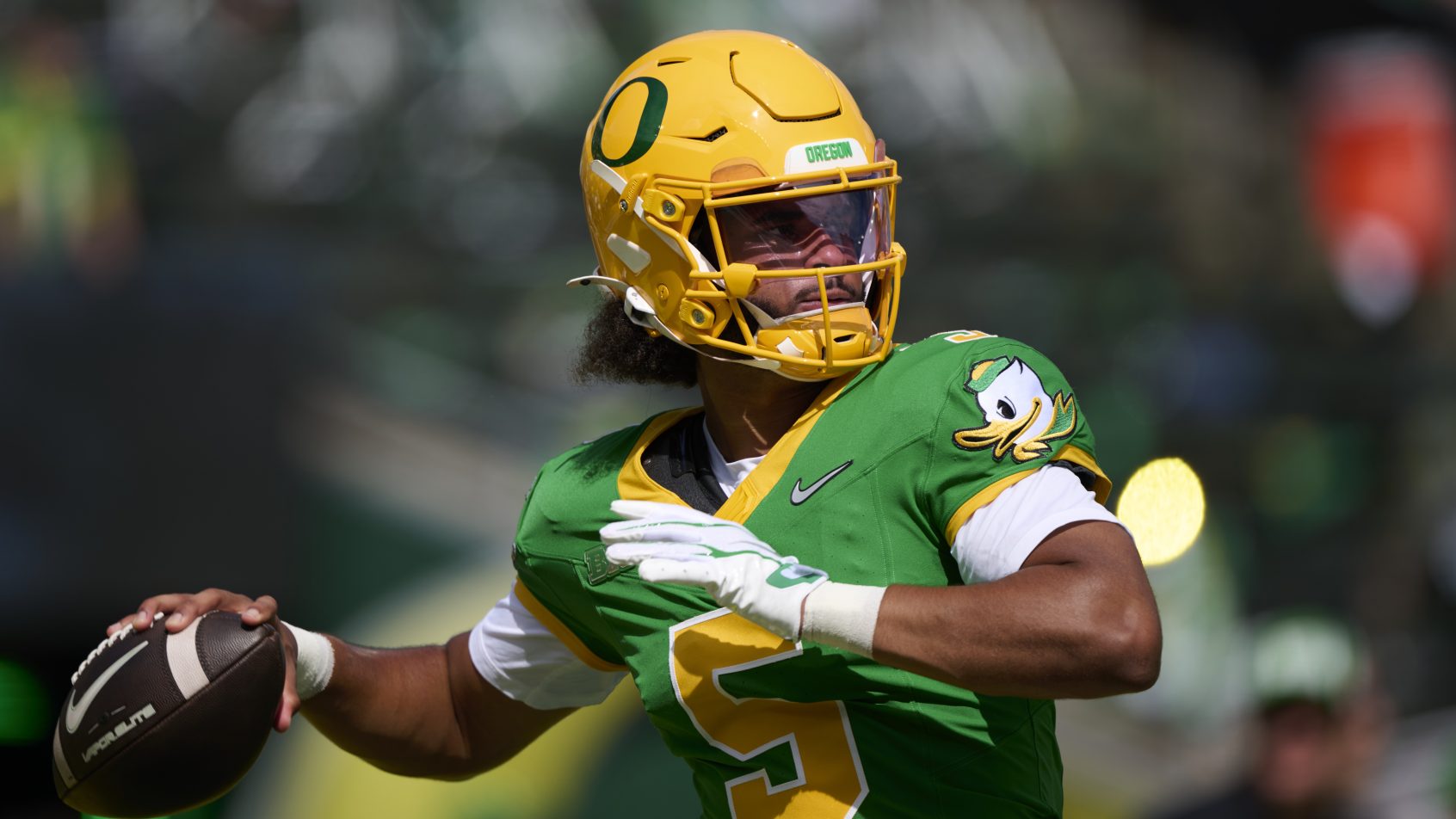 Dante Moore throwing pass