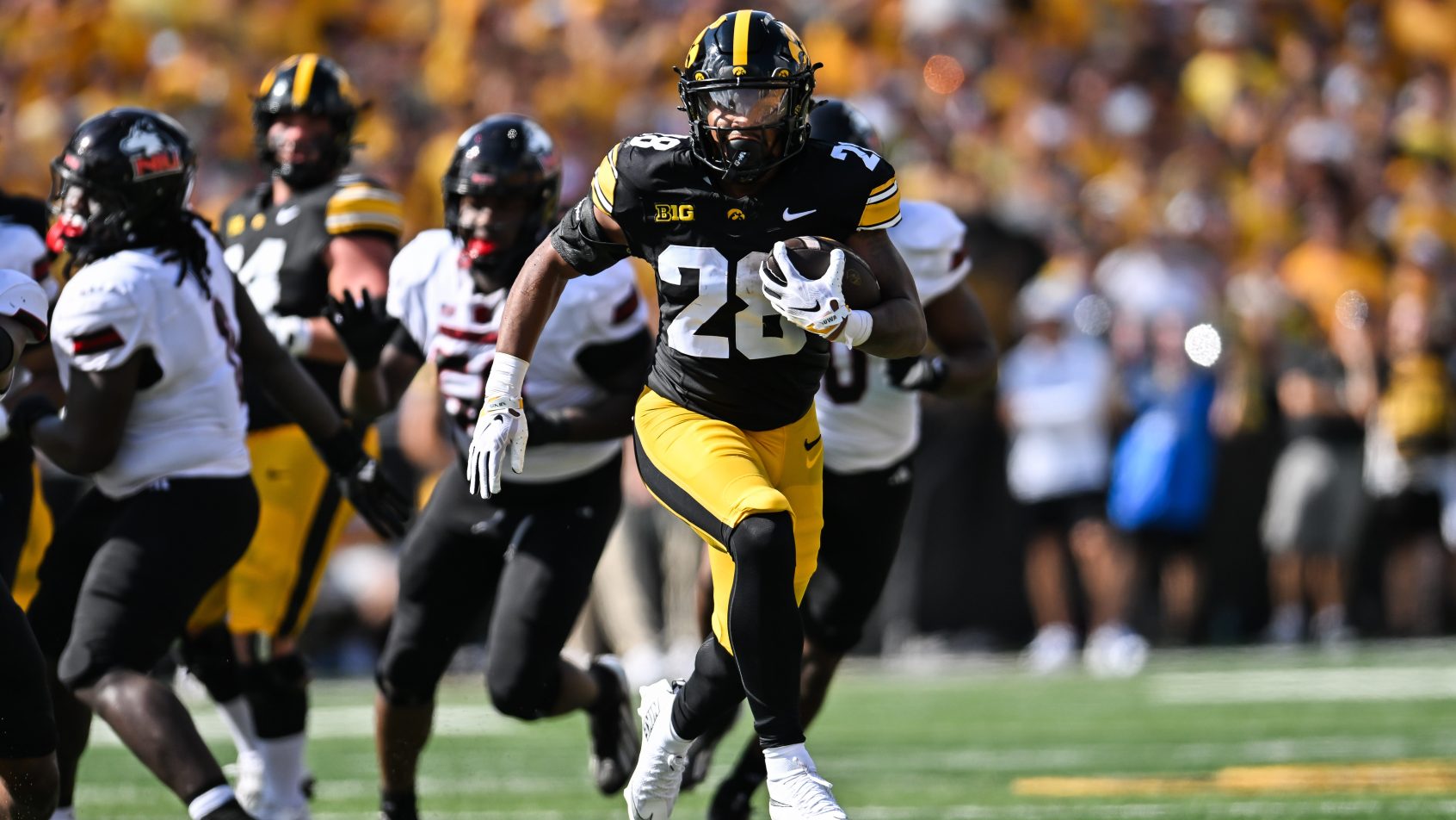 Kamari Moulton rushing the football.