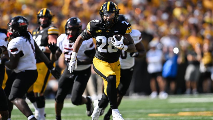 Kamari Moulton rushing the football.