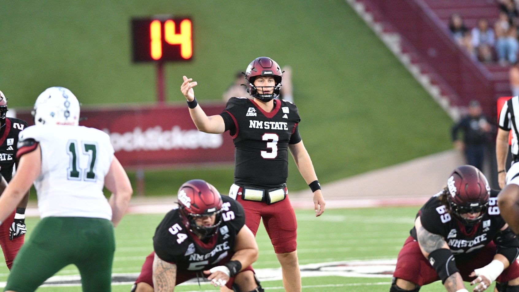 Trey Hedden at line of scrimmage