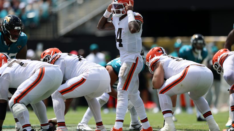 Deshaun Watson calling plays at line