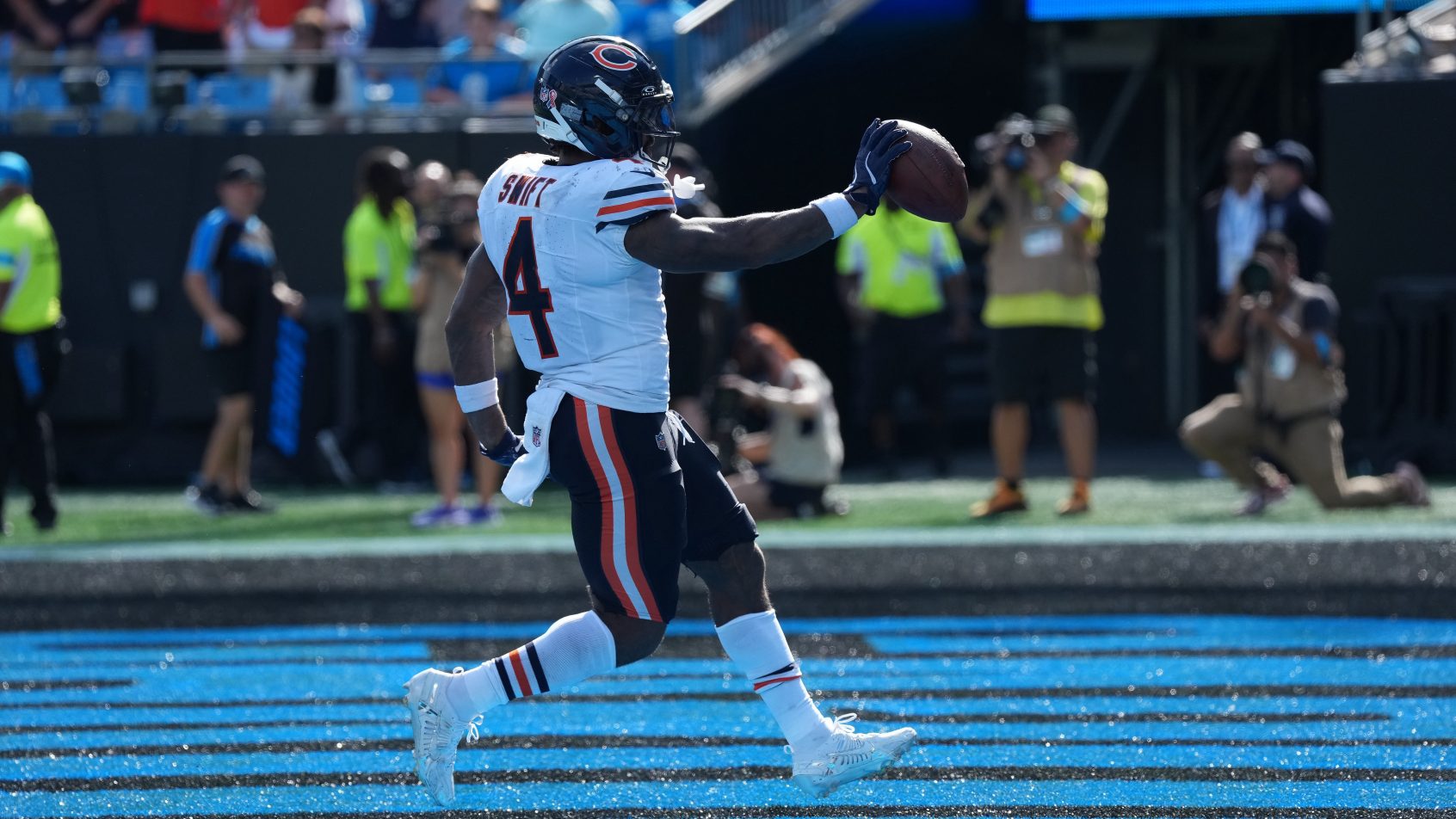 D'Andre Swift scoring a touchdown with the Chicago Bears in the 2026 NFL regular season.