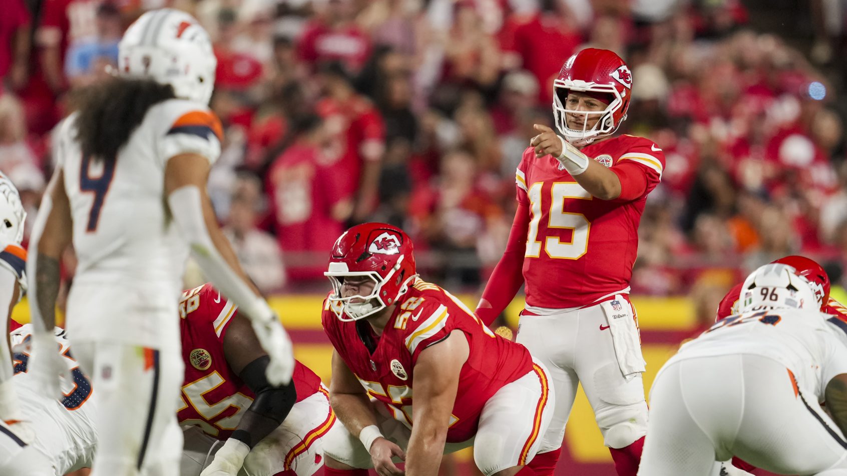 Patrick Mahomes points out a defender prior to the snap.