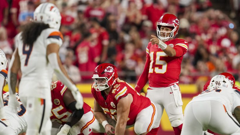 Patrick Mahomes points out a defender prior to the snap.