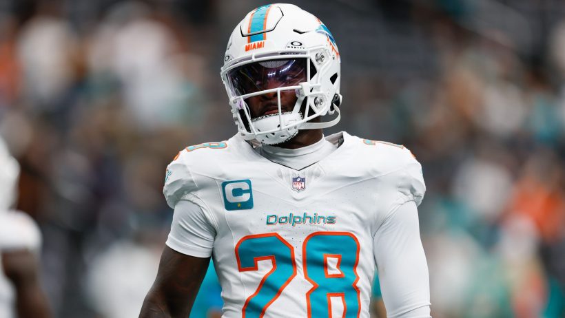 De'Von Achane warms up before a game against the Raiders.