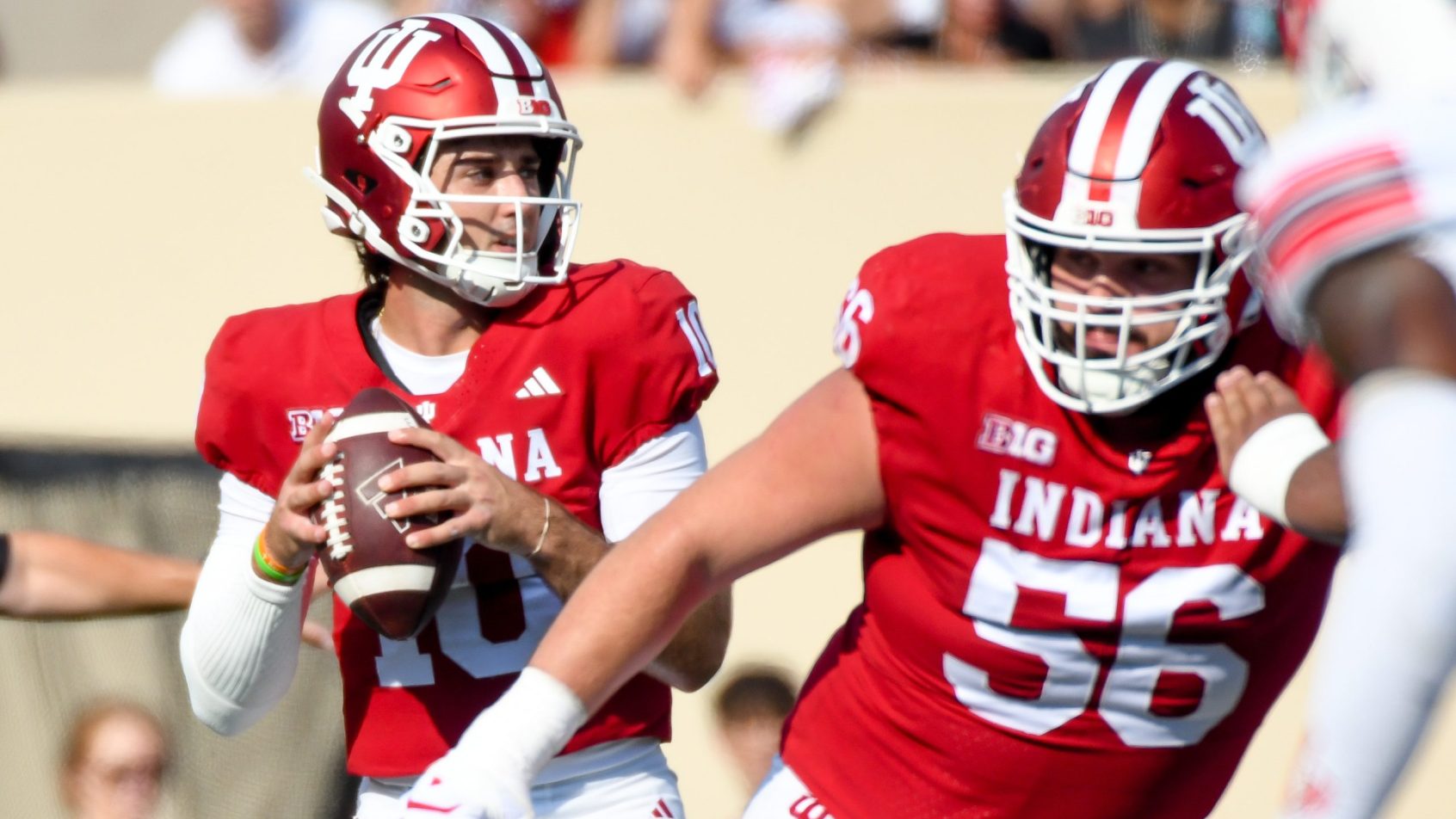 Josh Hoover surveys the field vs Western Kentucky.