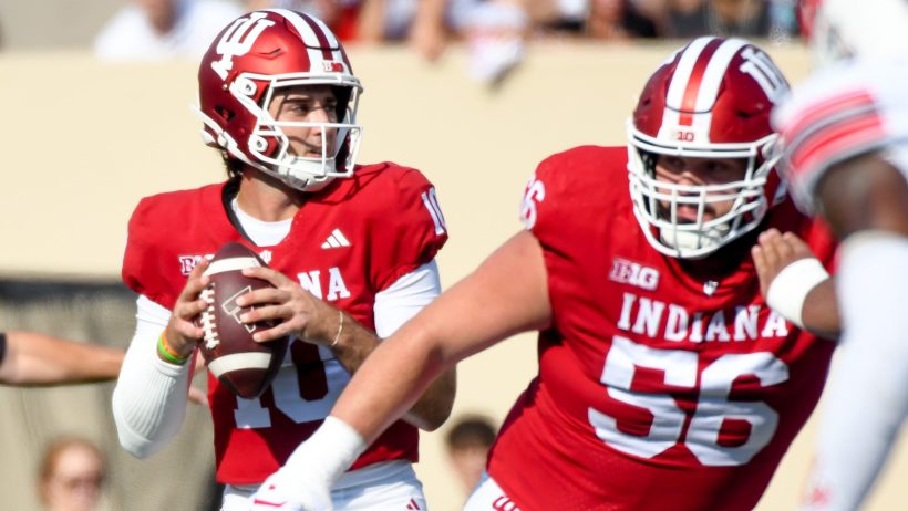 Josh Hoover surveys the field vs Western Kentucky.