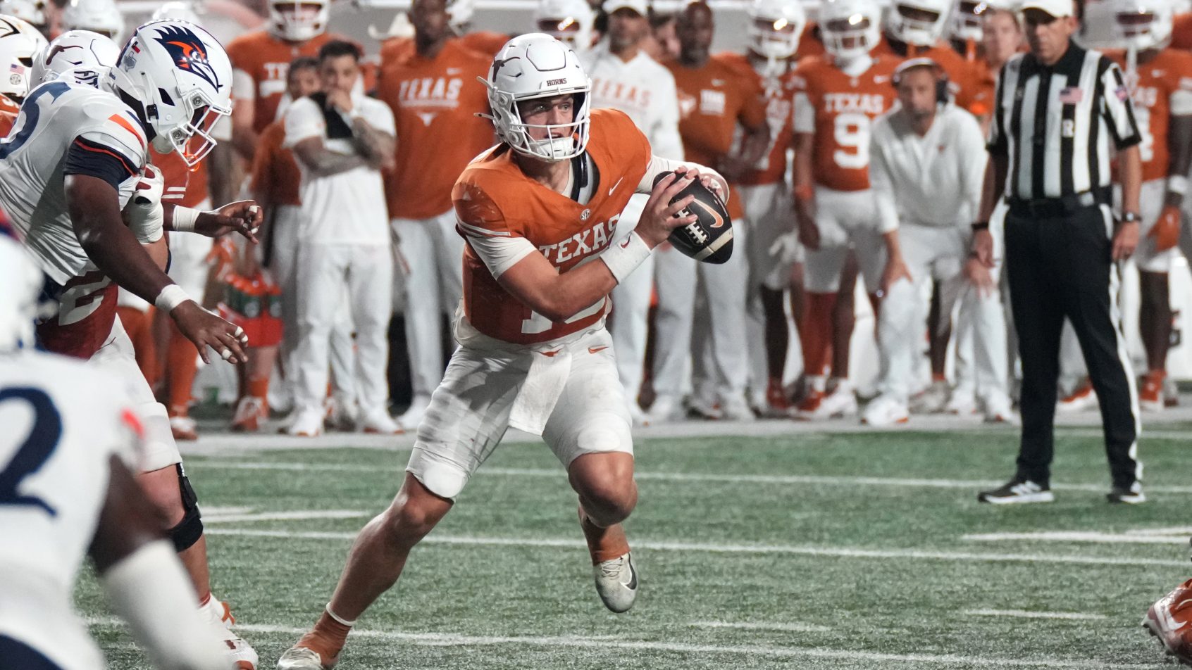 Arch Manning scrambles during a game against UTSA.
