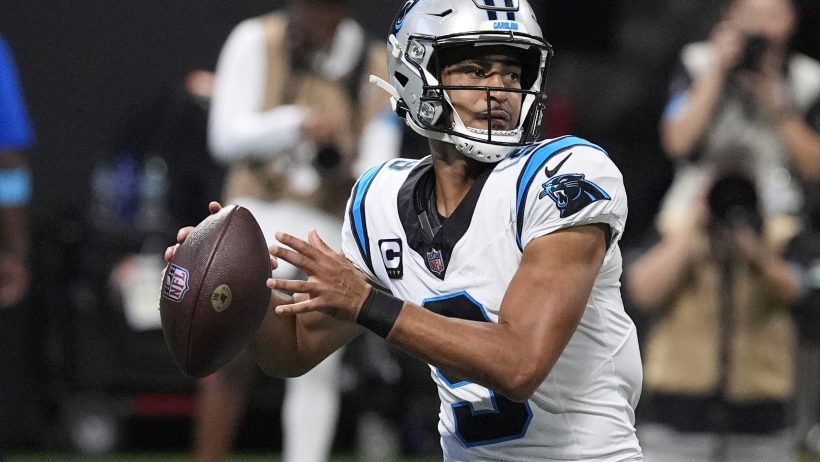 Bryce Young throwing a pass.
