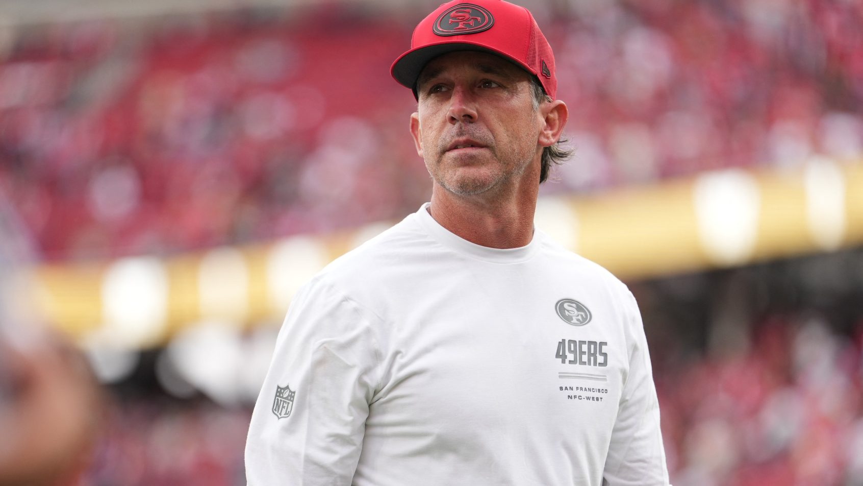 Kyle Shanahan walking off the field