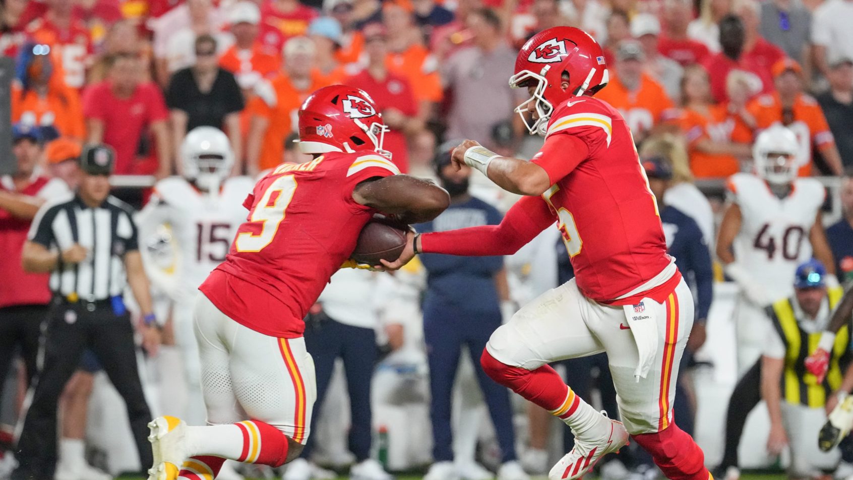 Kenneth Walker takes the handoff from Patrick Mahomes.