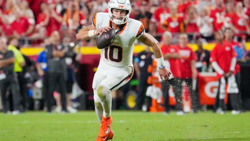 Bo Nix runs the ball.