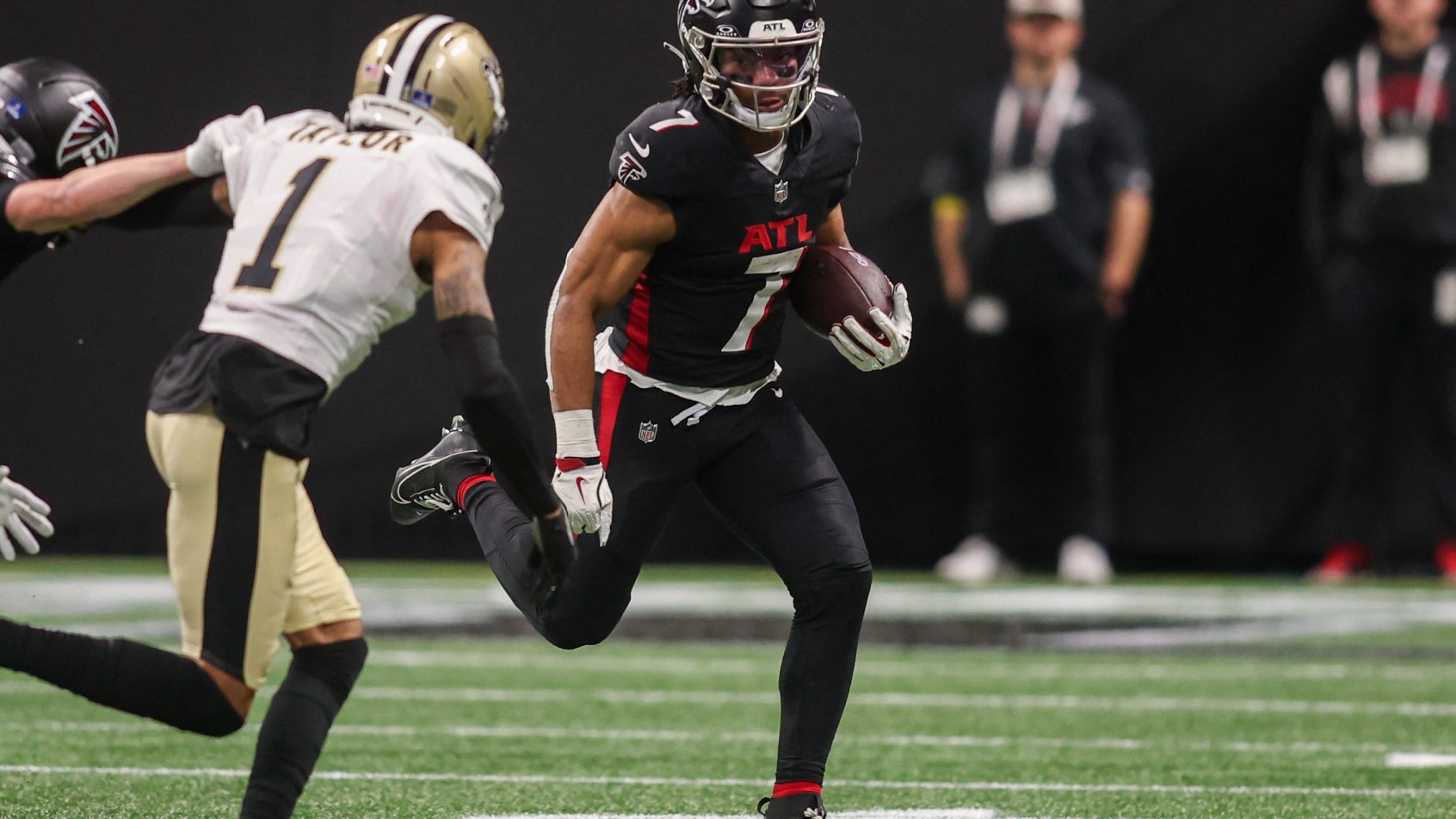 Bijan Robinson runs the ball.