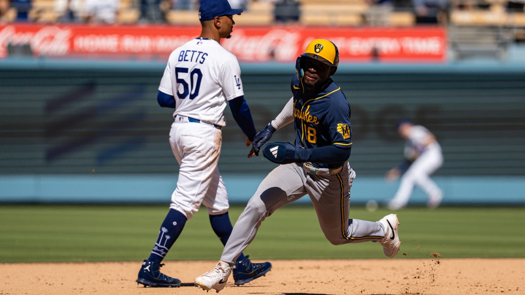 Luis Lara rounding second