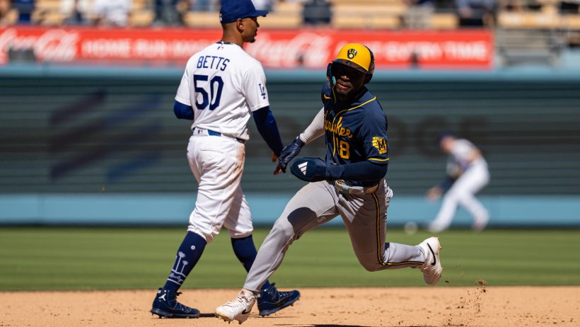 Luis Lara rounding second
