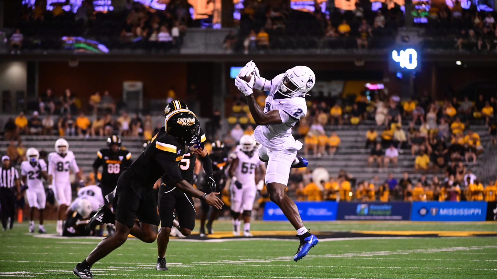 JD Willoughby making a catch for UConn in the 2026 college football season.